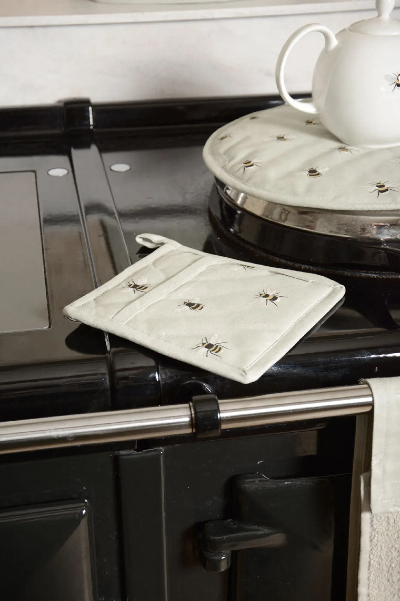Sophie Allport Bees Pot Grab- Tea|Pot Grabs
