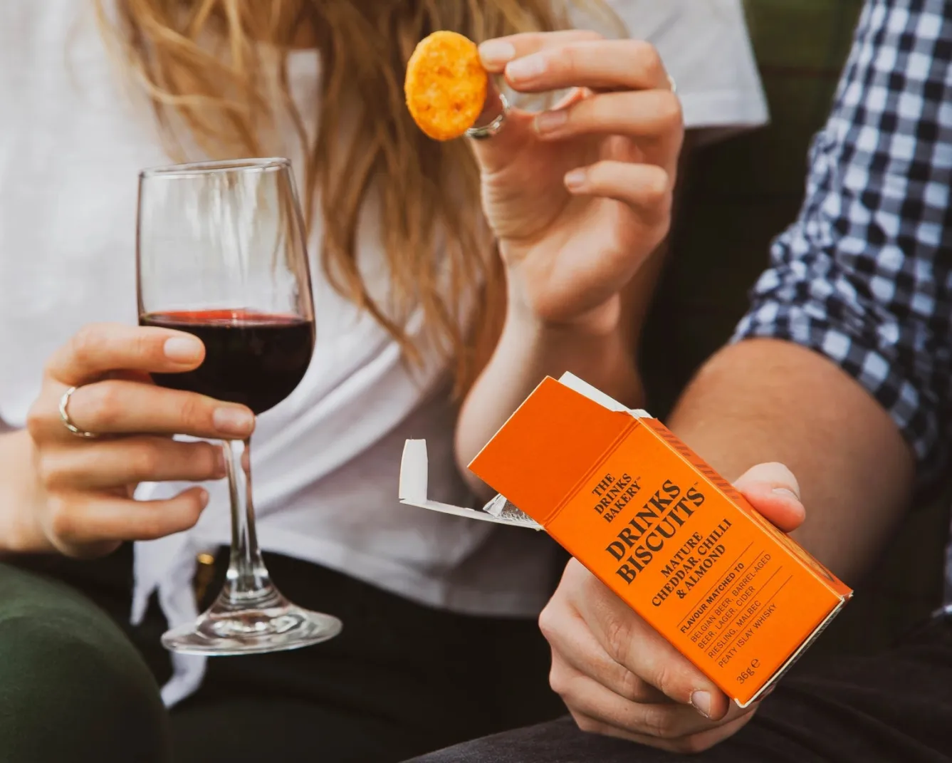 The Drinks Bakery Mature Cheddar, Chilli and Almond Drinks Biscuits 36g- Tea|Snacks & Crackers